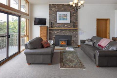 Alpine House Views Over Lake Jindabyne & The Snowy Mountains - Taree Accommodation 4