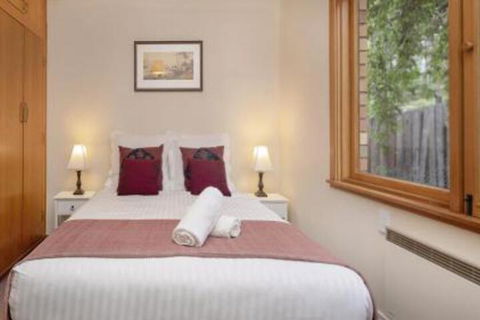 Alpine House Views Over Lake Jindabyne & The Snowy Mountains - Taree Accommodation 2