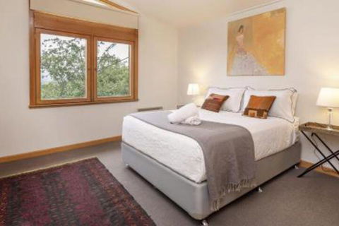 Alpine House Views Over Lake Jindabyne & The Snowy Mountains - Taree Accommodation 0