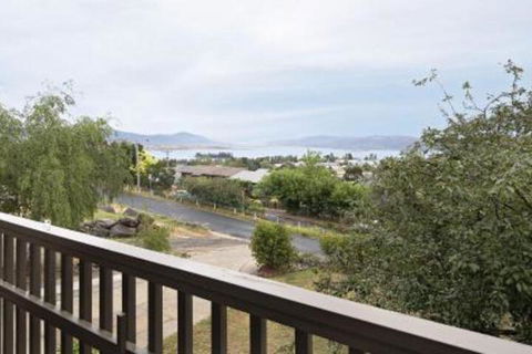 Alpine House Views Over Lake Jindabyne & The Snowy Mountains - Taree Accommodation 1
