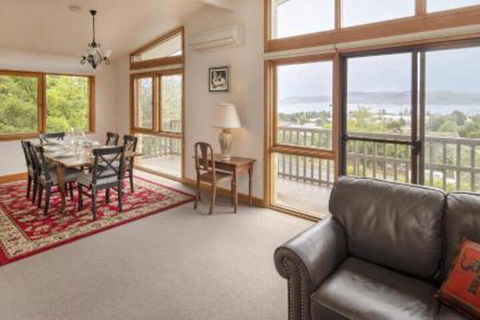 Alpine House Views Over Lake Jindabyne & The Snowy Mountains - Taree Accommodation 6