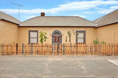 Robinson Cottage - Taree Accommodation 0