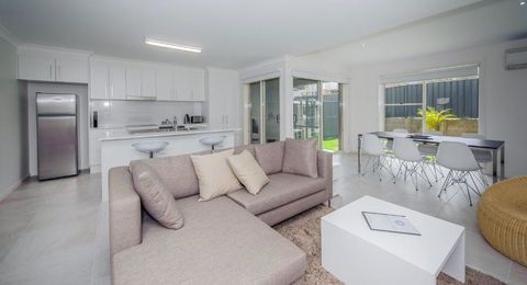 Escape At Nobbys Executive Townhouse 1 74 Pacific Drive - Taree Accommodation 4