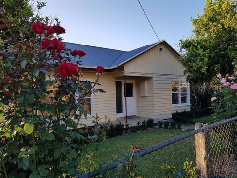 Cottage On Main - Taree Accommodation 3