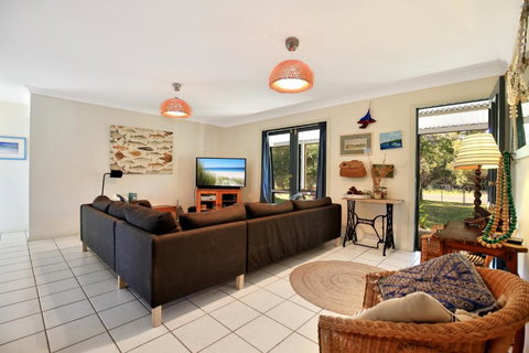 Innisfree Pet Friendly 2 Mins To Beach - Taree Accommodation 2