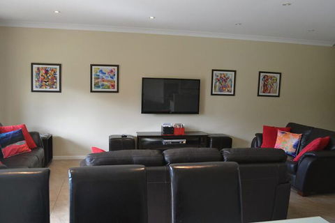Elsinor Townhouse 8 Mulwala - Taree Accommodation 4