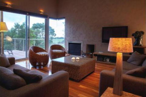 THE Lake House - Surf Side - Taree Accommodation 2