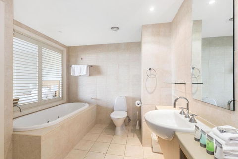 Corporate Boardies At Gunnamatta Ave - Taree Accommodation 6