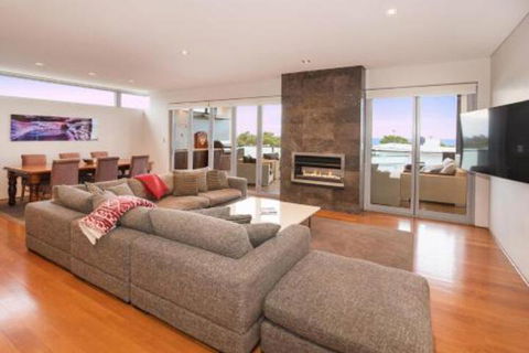 Opulent Oasis - Taree Accommodation 2