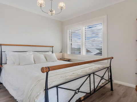 House On The Hill Inspired Coastal Hamptons Vibe - Taree Accommodation 4