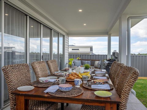 House On The Hill Inspired Coastal Hamptons Vibe - Taree Accommodation 3