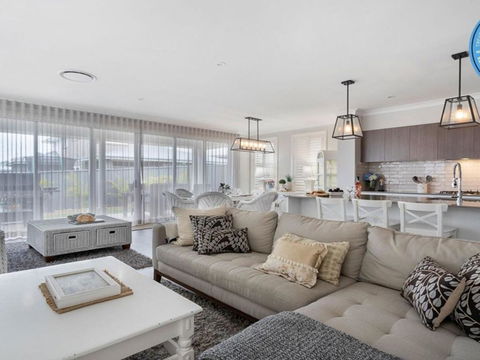 House On The Hill Inspired Coastal Hamptons Vibe - Taree Accommodation 5