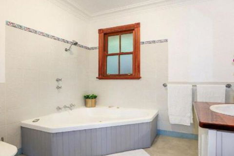 Treetops Elegant Inviting Designer Cedar Home - Taree Accommodation 4
