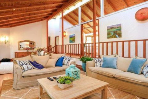 Treetops Elegant Inviting Designer Cedar Home - Taree Accommodation 7