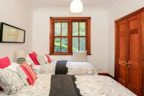Treetops Elegant Inviting Designer Cedar Home - Taree Accommodation 3