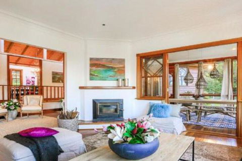 Treetops Elegant Inviting Designer Cedar Home - Taree Accommodation 6