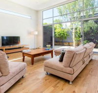 PALM COURT RETREAT MORNINGTON - Taree Accommodation