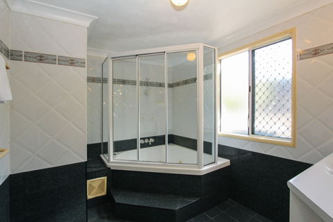 Champagne Apartment 1 - Taree Accommodation 5