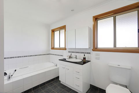 Yarragon 4 Bedroom House In Gippsland - Taree Accommodation 5