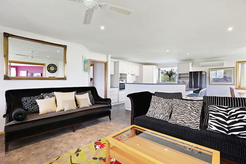 Yarragon 4 Bedroom House In Gippsland - Taree Accommodation 3