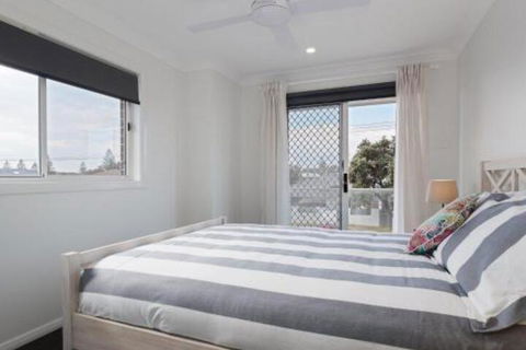 Birubi Breezes 2 / 7 Fitzroy St. Large Duplex With Air Conditioning WIFI & Only 5 Minute Walk To The Beach - Taree Accommodation 2
