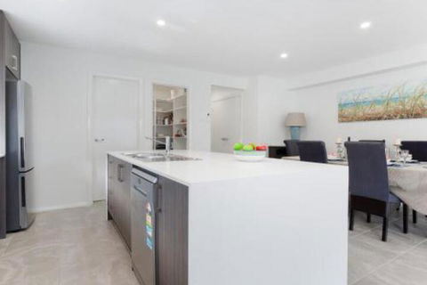 Birubi Breezes 2 / 7 Fitzroy St. Large Duplex With Air Conditioning WIFI & Only 5 Minute Walk To The Beach - Taree Accommodation 4