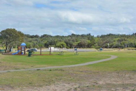 Birubi Breezes 2 / 7 Fitzroy St. Large Duplex With Air Conditioning WIFI & Only 5 Minute Walk To The Beach - Taree Accommodation 5