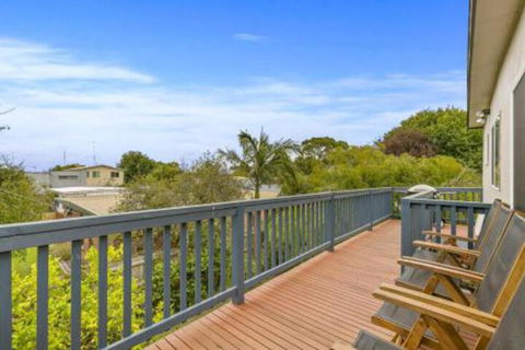 THE BEACH HIVE PET FRIENDLY (OUTSIDE ONLY) INLET SIDE - Taree Accommodation 0