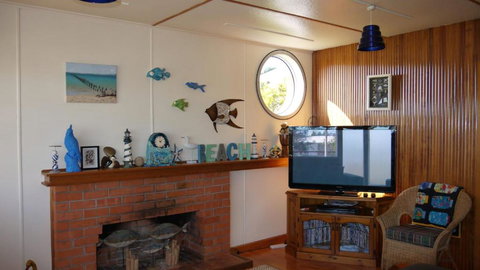 The Love Shack Bridport - Taree Accommodation 5