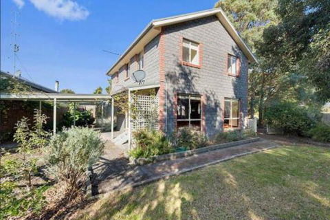 GUMS & ROSES Family Home In The Heart Of Town. - Taree Accommodation 6