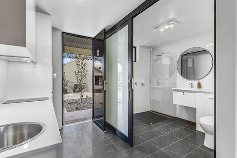 Aloha Central Premium Studios - Taree Accommodation 7