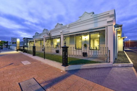 Aloha Central Premium Studios - Taree Accommodation 0