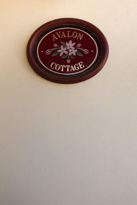 Avalon Cottage - Taree Accommodation 4