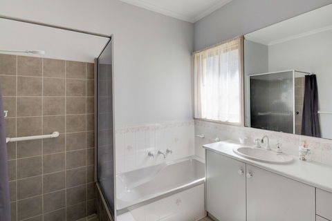 Avalon Cottage - Taree Accommodation 6