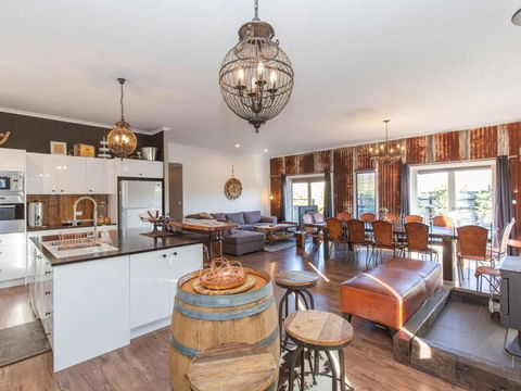 Oak & Barrel / 7 Twynam Street - Taree Accommodation 4
