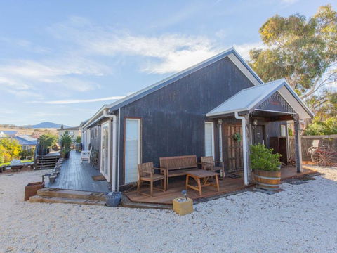 Oak & Barrel / 7 Twynam Street - Taree Accommodation 2