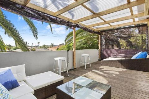 SANTORINI BEACH HOUSE SAFETY BEACH - Taree Accommodation 3