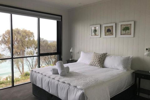 Hamptons On The Bay - Taree Accommodation 7