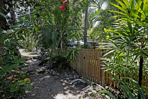 Rare Modern Unit W Private Fenced Garden Close To The Beach PC5 - Taree Accommodation 1