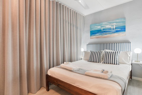 Rare Modern Unit W Private Fenced Garden Close To The Beach PC5 - Taree Accommodation 6