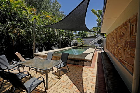 Rare Modern Unit W Private Fenced Garden Close To The Beach PC5 - Taree Accommodation 2