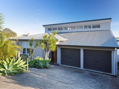 Absolute Waterfront Lakehouse Fishing Point Waterfront Pool Jetty - Taree Accommodation 3
