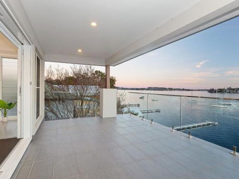 Absolute Waterfront Lakehouse Fishing Point Waterfront Pool Jetty - Taree Accommodation 4