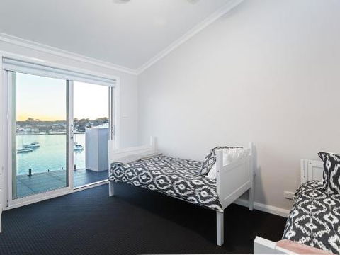 Absolute Waterfront Lakehouse Fishing Point Waterfront Pool Jetty - Taree Accommodation 2