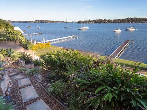 Absolute Waterfront Lakehouse Fishing Point Waterfront Pool Jetty - Taree Accommodation 6