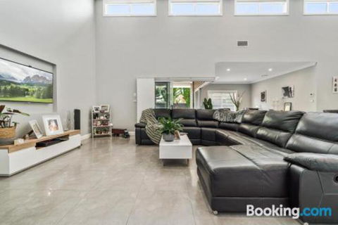 Wentworth Estate 5 Bedroom Luxury Home Sleeps 12 - Taree Accommodation 3