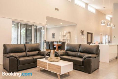 Wentworth Estate 5 Bedroom Luxury Home Sleeps 12 - Taree Accommodation 4