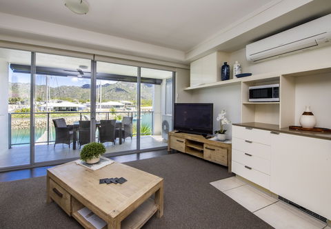 Magnetic Blue Waterfront Apartments - Taree Accommodation 6