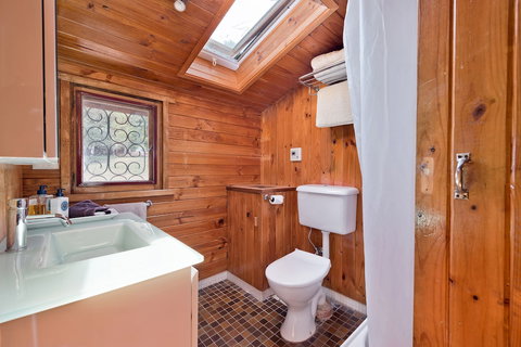 Crackenback Cottage 1884 - Taree Accommodation 4