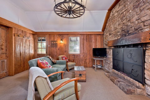 Crackenback Cottage 1884 - Taree Accommodation 1